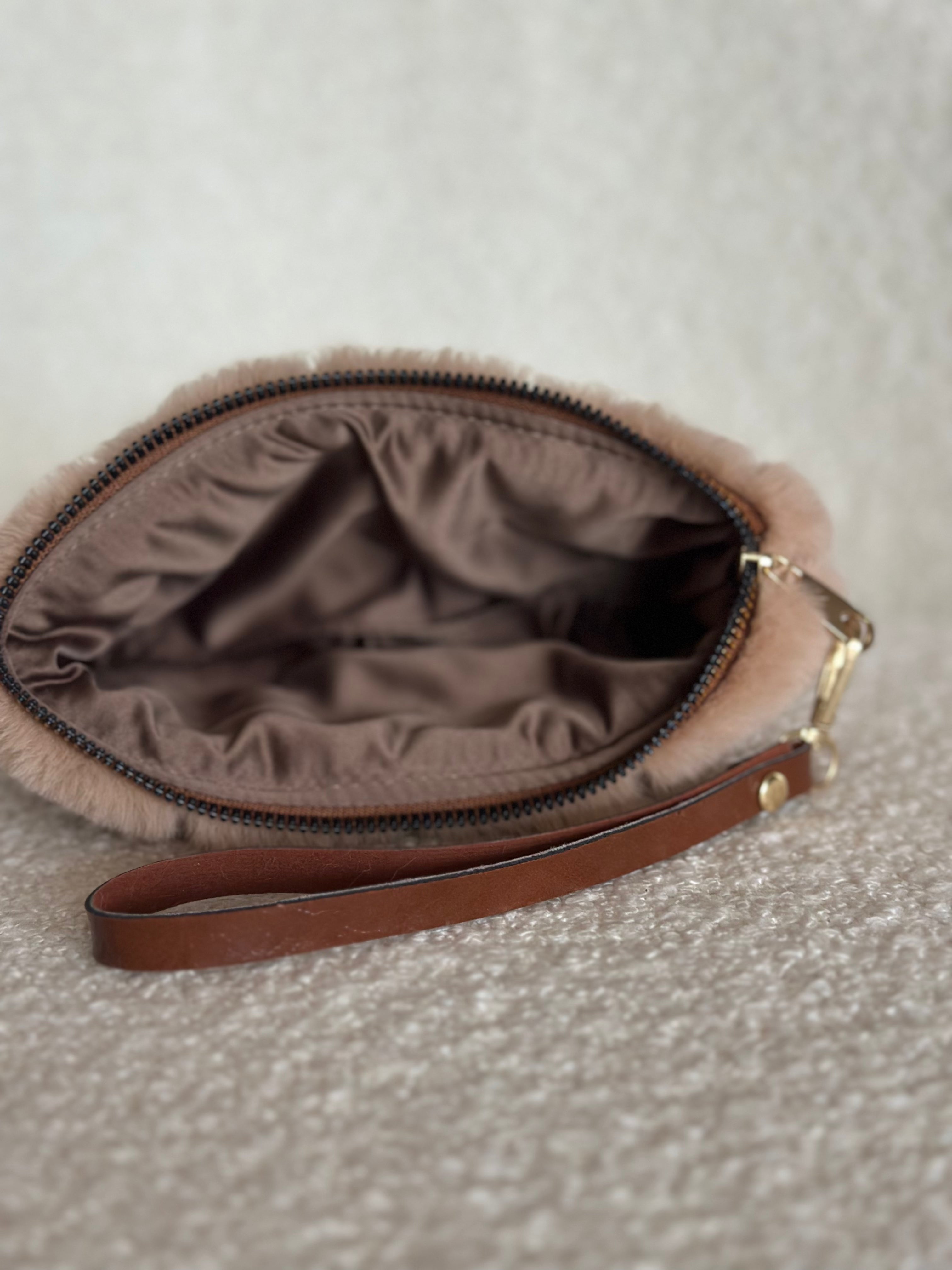 Soft Touch Peluş Gözlük ve Seyahat Çantası | Kahverengi